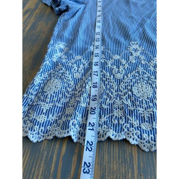 W5 Short Sleeve Pinstripe Blue White Embroidered Blouse M - Picture 6 of 7